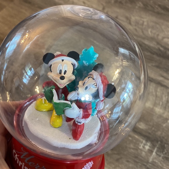 Mickey and Minnie vintage musical snow globe - Picture 7 of 8